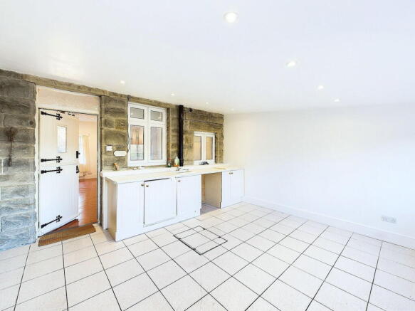 5 bed Detached for sale Image 12