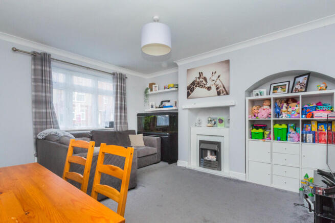 Lounge/Dining Roo...