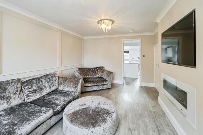 4 bed Semi-Detached for sale Image 5