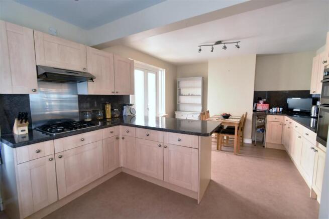 Kitchen/Dining Room:
