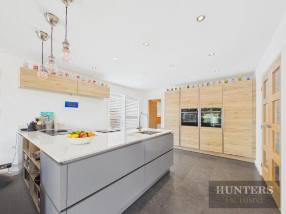 4 bed Detached for sale Image 5