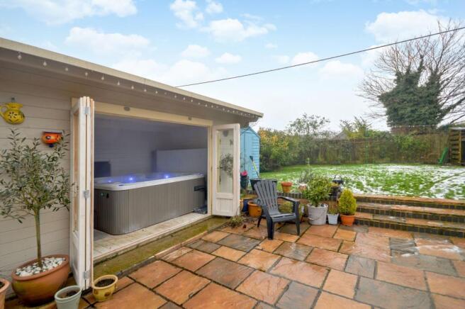 Summerhouse/hot tub