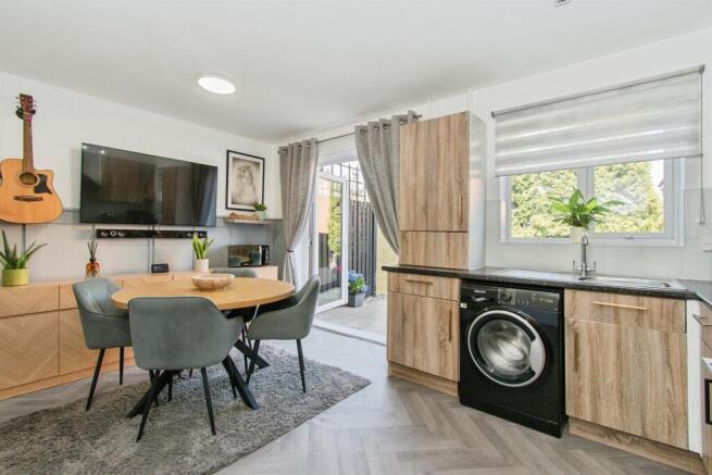 3 bed Town House for sale Image 5