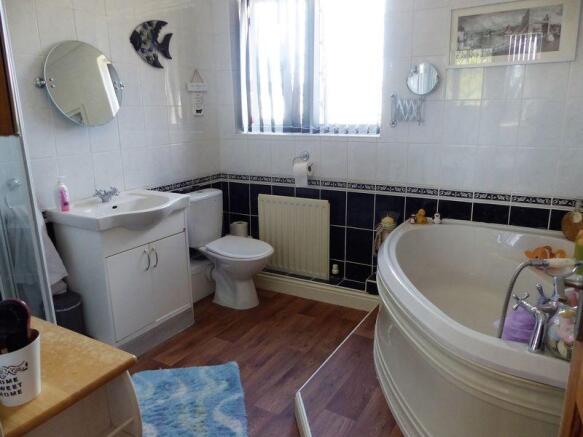 Ensuite bathro...