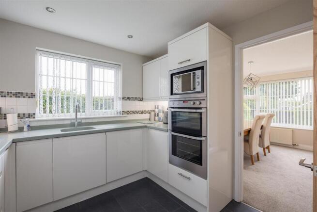 4 bed Detached for sale Image 8