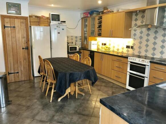 KITCHEN/BREAKFAST ROOM