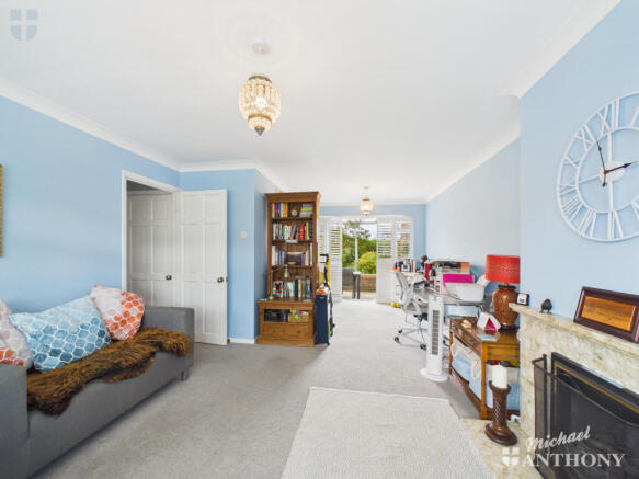 CAM03218G0-PR1081-STILL004