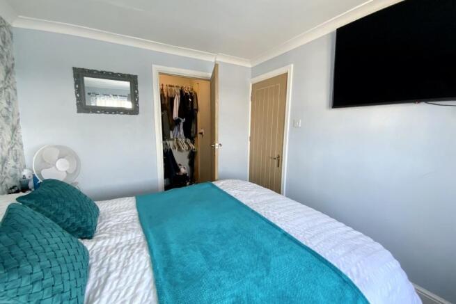 bedroom with walk-in