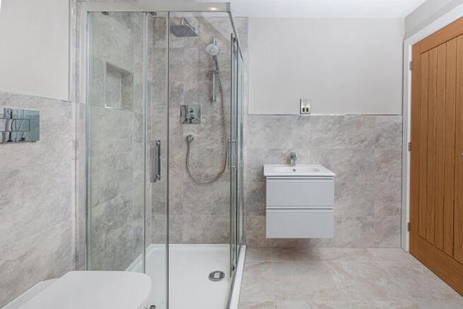 5 bed Detached for sale Image 7