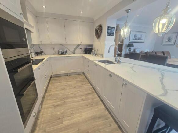 4 bed Semi-Detached for sale Image 6
