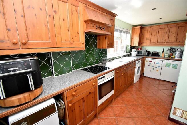 KITCHEN 1.JPG