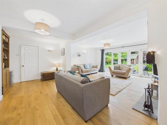 4 bed Detached for sale Image 11