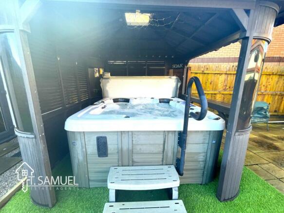 Hot tub 2.JPG