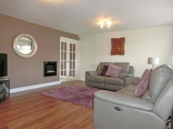 Lynbrook Close 25 lounge 2.jpg