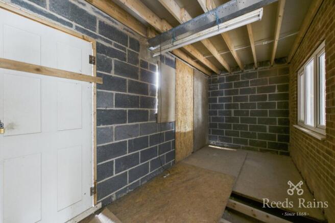 5 bed Detached for sale Image 7