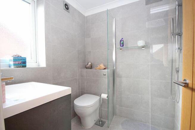 En-suite to bed 2 