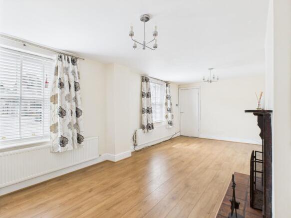 4 bed Semi-Detached for sale Image 4