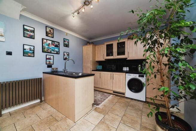 4 bed Detached for sale Image 6