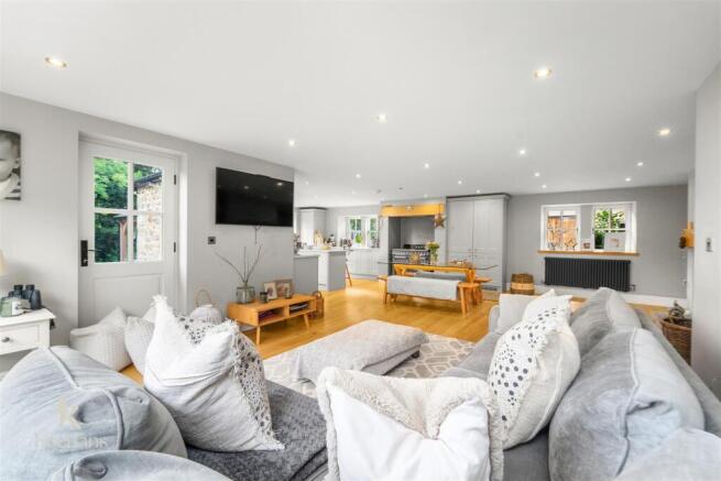 5 bed Detached for sale Image 7