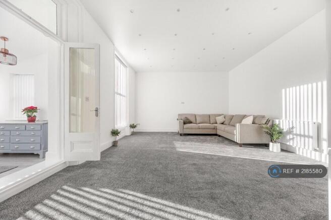 2 bed Flat to rent Image 8