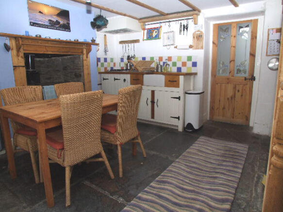 KITCHEN/DINING ROOM