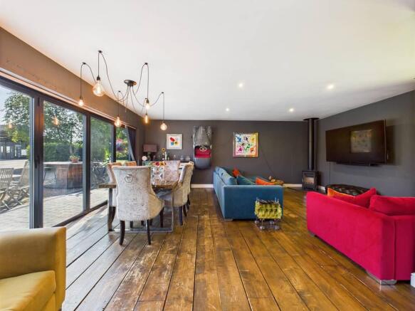 4 bed Detached for sale Image 8