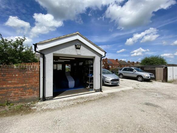 garage drive.JPG