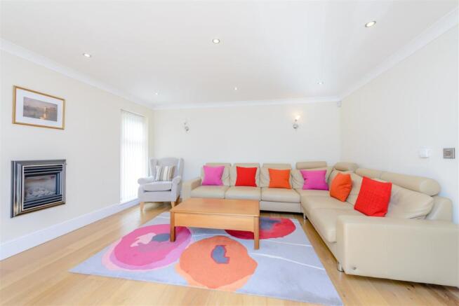 8381873-interior28.jpg