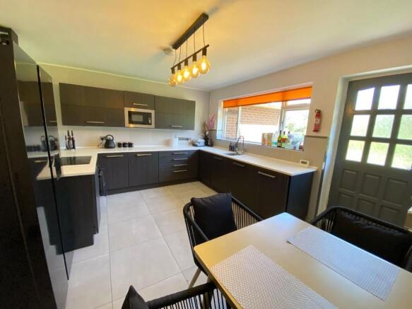 3 bed Detached Bungalow to rent Image 4
