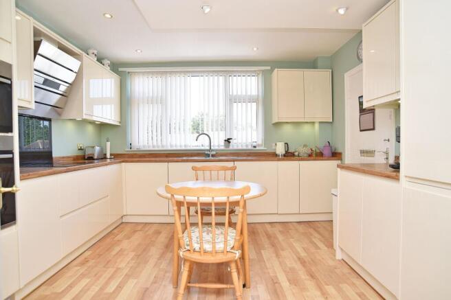 3 bed Flat for sale Image 5