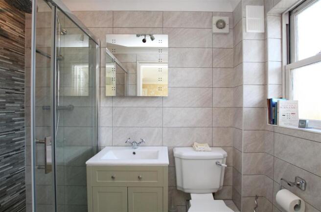 48PFR - Bedroom three en suite.jpg