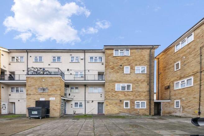 3-bed flat on Radcliffe Way, Northolt, £335,000