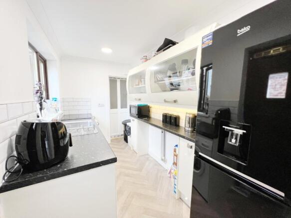 Kitchen pic 2.jpg