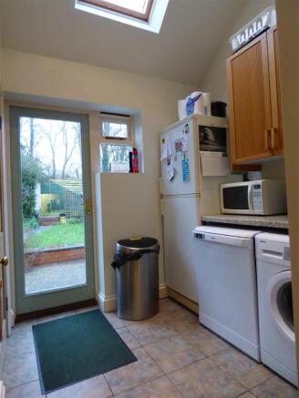 HALLWAY/UTILITY ROOM