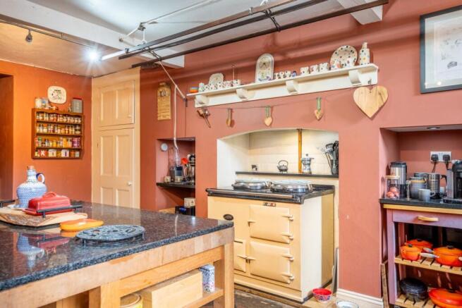 6 bed Town House for sale Image 5