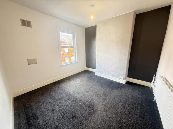 2 bed Terraced to rent Image 6