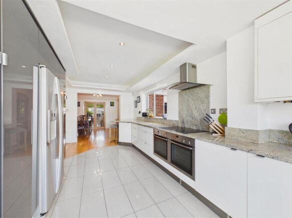 4 bed Detached for sale Image 12