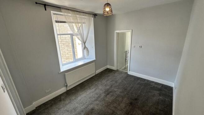 4 bed Semi-Detached to rent Image 5