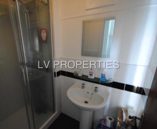5 bed Semi-Detached to rent Image 7