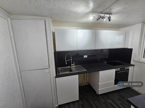 2 bed Flat to rent Image 12