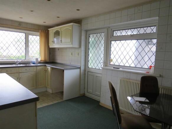 Kitchen/Dining Room:
