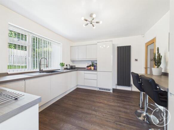 4 bed Semi-Detached Bungalow for sale Image 8