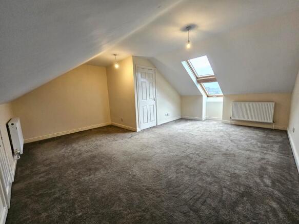 3 bed Apartment to rent Image 6