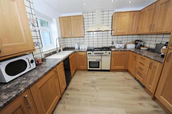 4 bed Detached to rent Image 5