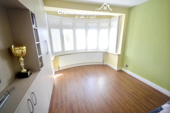 3 bed end-terrace house to rent Fairlop Road, Ilf
