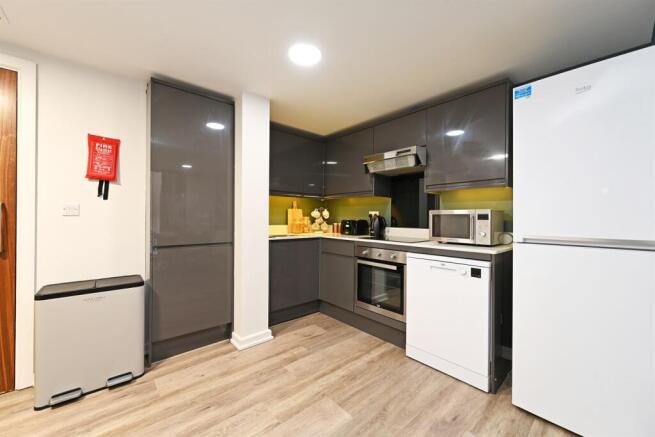 4 bed Apartment to rent Image 6