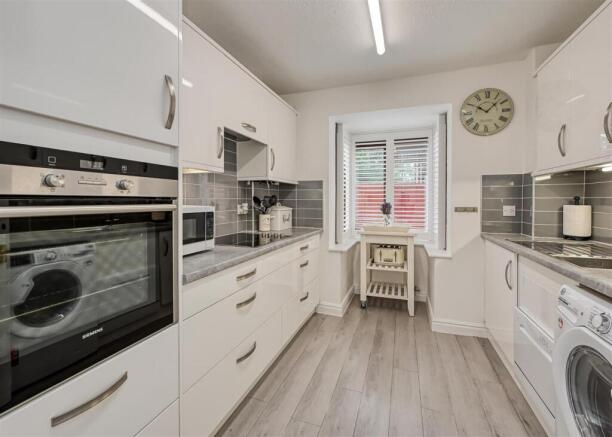 21 Highgrove, Tettenhall, Wolverhampton, WV6 8LQ photo 4