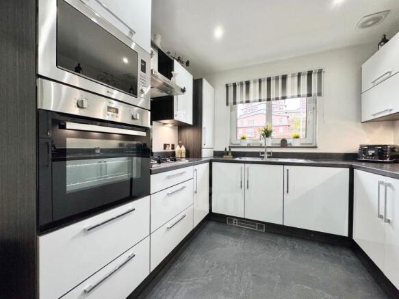 Queen Elizabeth Gardens, Clydebank dining kitchen