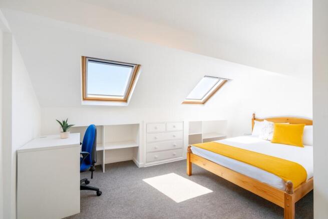 Bright and inviting double bedroom with ample n...