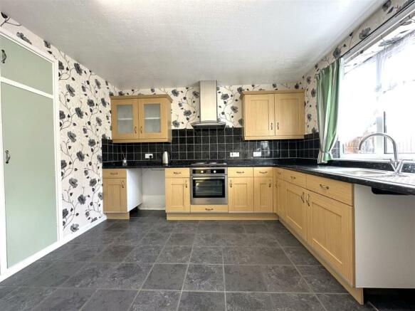 Extensive Kitchen 812
